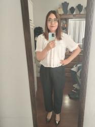 Outfit propio: Camisa blanca de manga corta + pantalón negro de vestir.