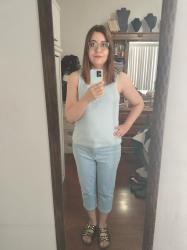 Outfit propio: Top azul con encaje + pantalón capri rayado blanco/azul claro.