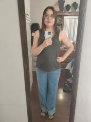 Outfit propio: Top gris rata + jean amplios azul claro.