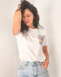 Biały T-shirt z nadrukiem z SHEIN – letni casual w uroczym wydaniu