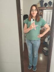 Outfit propio: Camiseta turquesa con estampado de estrella + jeans acampanados azul deslavado.