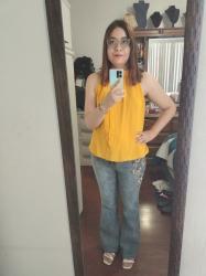 Outfit propio: Blusa amarilla + pantalón gris acampanado con estampado de girasoles.