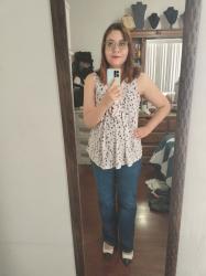 Outfit propio: Blusa blanca de estampado de pajaritos + jeans acampanados azul fuerte.