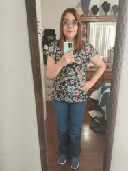 Outfit propio: Blusa floreada + jeans acampanados azul fuerte.