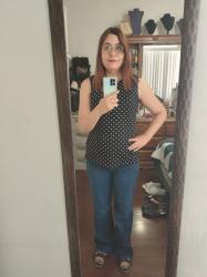 Outfit propio: Blusa negra de bolitas blancas + jeans acampanados azul oscuro.