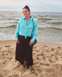 Stylizacja na plażę i spacer nad morzem. Letni outfit z turkusową koszulą Sinsay i czarną sukienką z SH