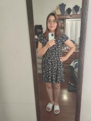 Outfit propio: Vestido negro con flores blancas.