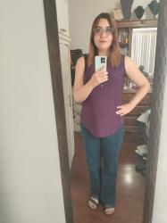 Outfit propio: Blusa morada + jeans amplios azul oscuro.
