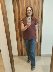Outfit propio: Camiseta vino con estoperoles+ jeans acampanados azul marino.
