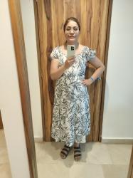 Outfit propio: Vestido blanco con estampado de hojas grises