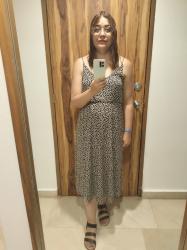 Outfit propio: Vestido negro de bolitas blancas.