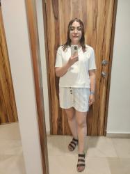 Outfit propio: Camiseta polo blanca + short de rayas blanco/azul.
