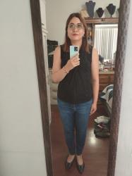 Outfit propio: Blusa negra + jeans pitillo azul oscuro.
