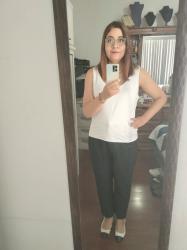 Outfit propio: Top blanco + pantalón de vestir negro.