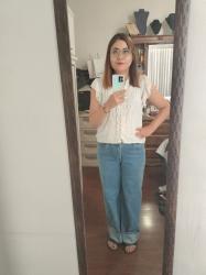 Outfit propio: Blusa blanca de crochet + jeans amplios azul claro.