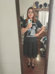 Outfit propio: Camiseta negra de Metallica + falda midi negra.