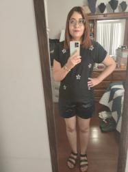 Outfit propio: Camiseta negra con estampados de estrellas + short negro satinado.