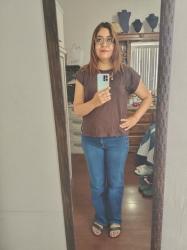 Outfit propio: Camiseta café + jeans azul fuerte amplios.