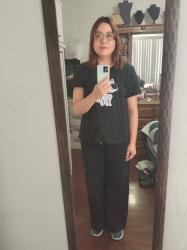 Outfit propio: Camiseta negro de gatito blanco + jeans negros amplios.