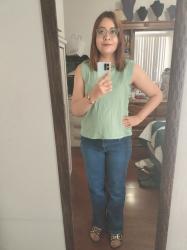 Outfit propio: Camiseta verde + jeans acampanados azul medio.
