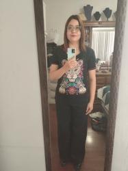 Outfit propio: Camiseta negra de estampado de leopardo + jeans amplios negros.