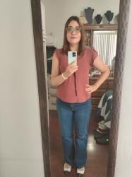 Outfit propio: Blusa rosa con detalles negros + jeans amplios azules.