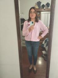 Outfit propio: Camisa de rayas rosa/blanco + jeans pitillo azul oscuro.