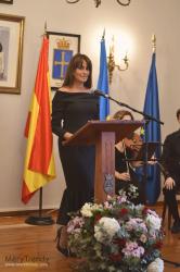 UNA NOCHE DE PROTOCOLO, UN ATRIL Y UNA MUJER DE NEGRO