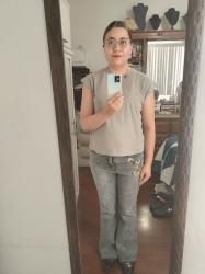 Outfit propio: Camiseta gris + jeans acampanados grises con bordado de flores.