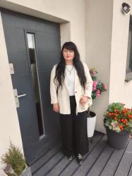 Stylizacja z kremową marynarką i szerokimi czarnymi spodniami - office look 