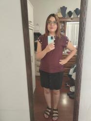 Outfit propio: Camiseta vino con estoperoles en laterales + falda negra corta.