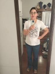  Outfit propio: Camiseta blanca con estampado de flores + jeans acampanados azul oscuro.