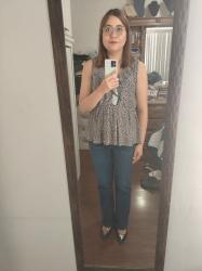 Outfit propio: Blusa peplum de bolitas blanco/negro + jeans acampanados azul fuerte.