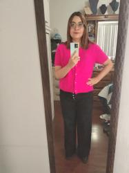 Outfit propio: Sueter rosa fucsia de manga corta + jeans negros amplios.