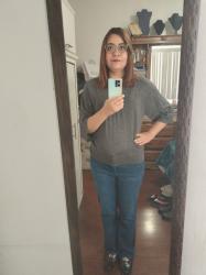 Outfit propio: Sueter gris + jeans acampanados azul fuerte.