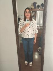 Outfit propio: Camisa blanca de bolitas negras + jeans azul oscuro.
