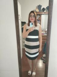 Outfit propio: Vestido de franjas de colores neutros.