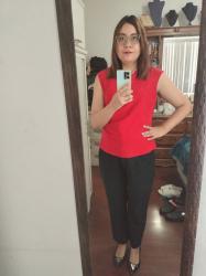 Outfit propio: Blusa roja + pantalón negro de vestir.